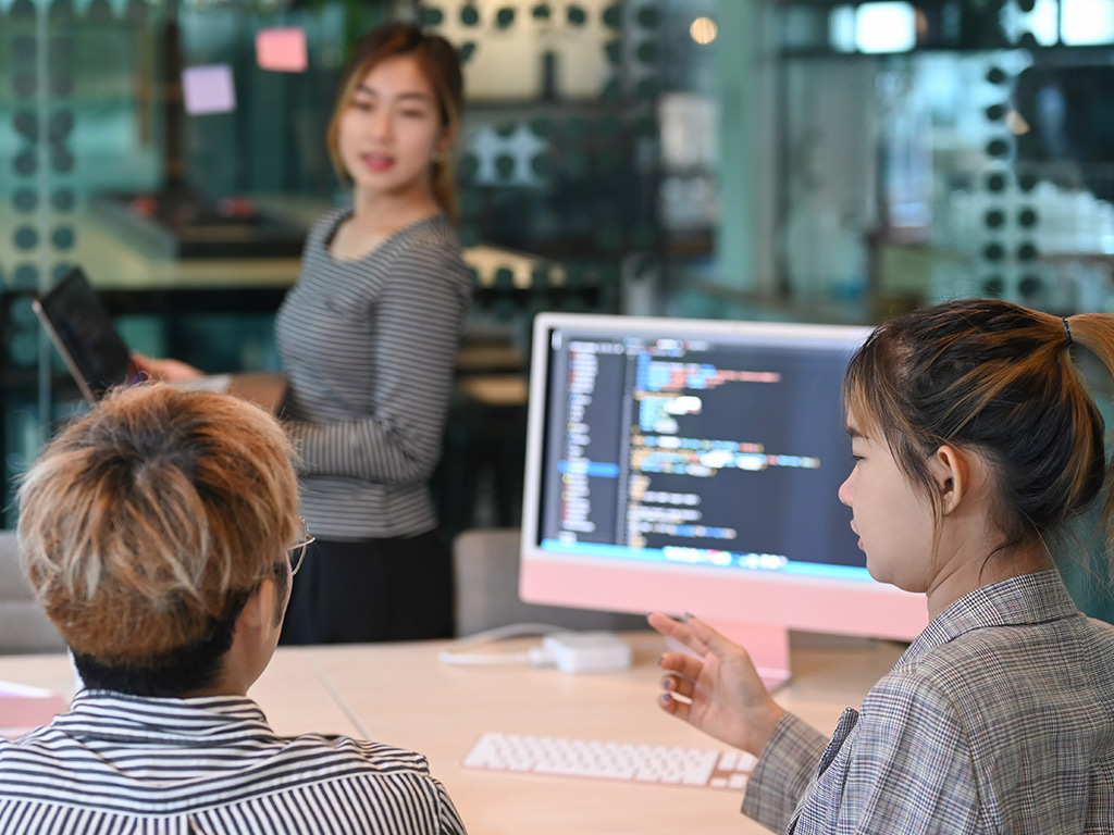 深圳shopify团队在办公室讨论Shopify建站项目